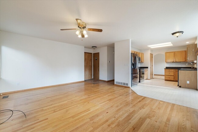 Building Photo - Gorgeous 5 Bedroom, 4 Bath Home on the Edg...