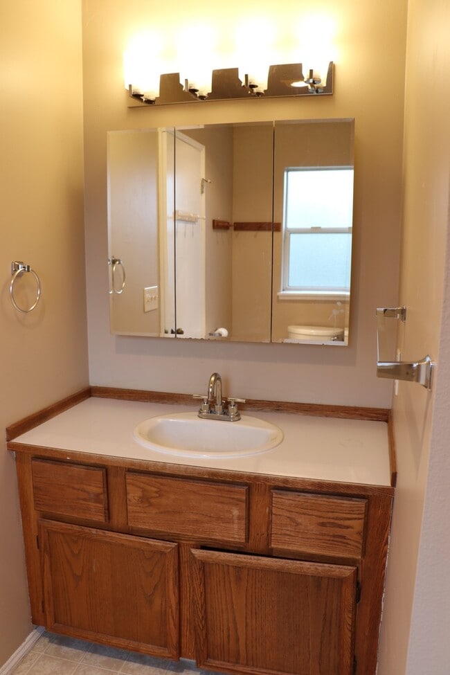 Building Photo - 3 Bed 2.5 Bath House In Leschi
