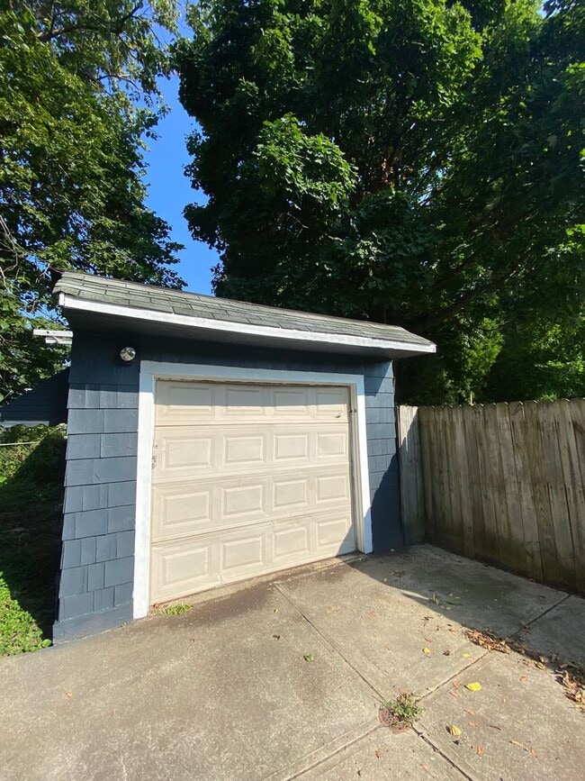 Building Photo - ? Comfortable 3-Bedroom, 1.5-Bathroom Home...