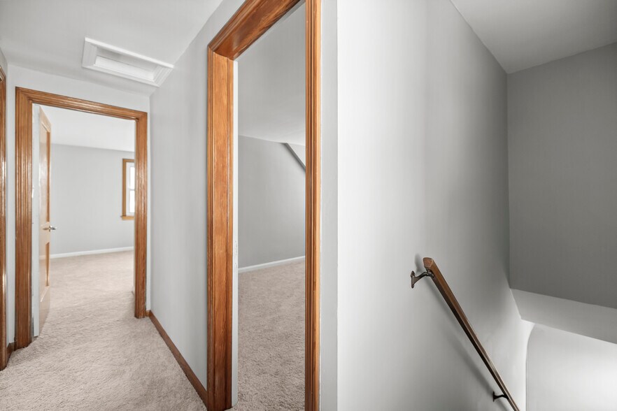 Building Photo - 1515 Longwood Dr