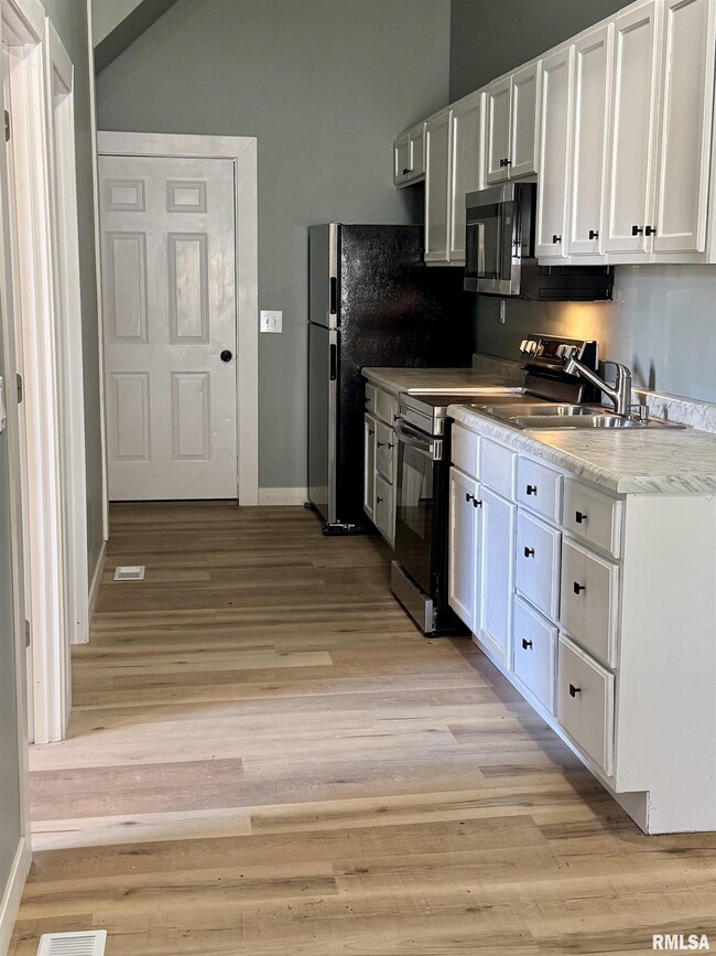 Building Photo - 627 N Division St