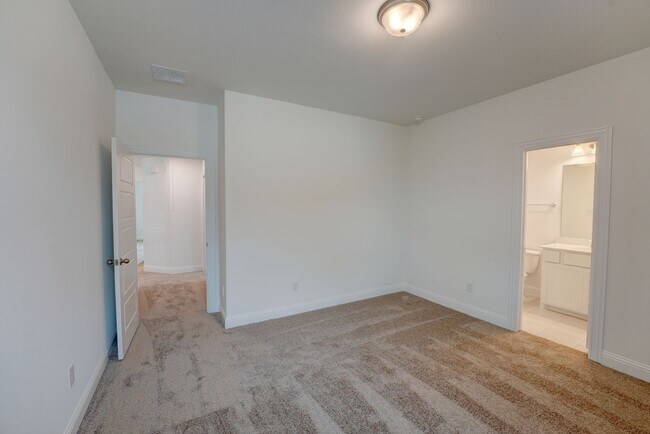 Building Photo - Must See 5 Bed 4.5 Bath in Northlake