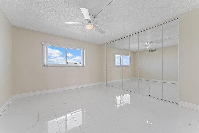 Building Photo - 301 Lake Shore Dr