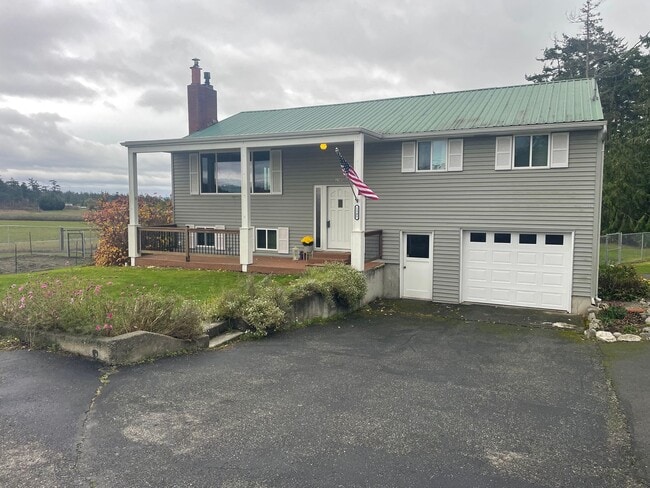 Building Photo - Lovely Home with wonderful Views and a Mas...