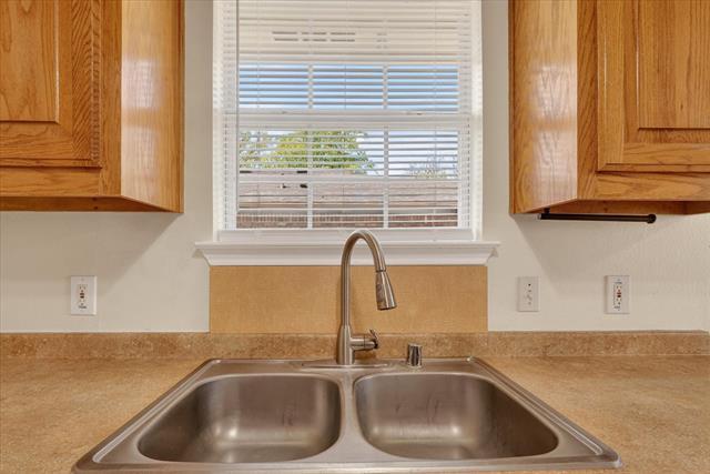 Building Photo - 509 W Cedar St