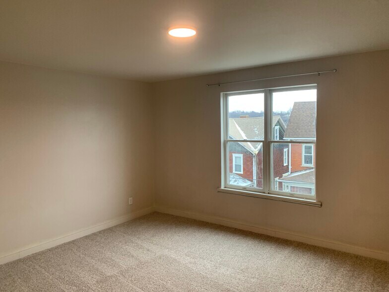 Building Photo - 318 W 8th Ave