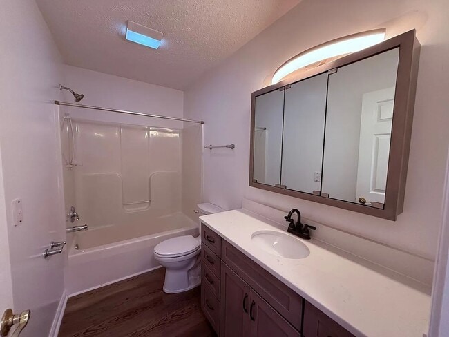 Building Photo - Gorgeous 3 Bedroom, 3 Bath Pet Friendly