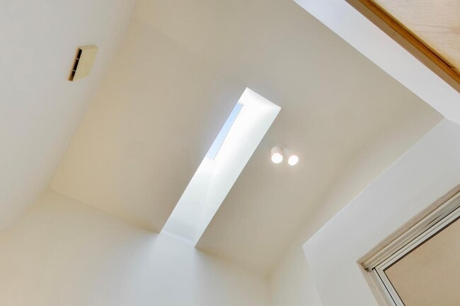 Building Photo - 943 W Essex Pl