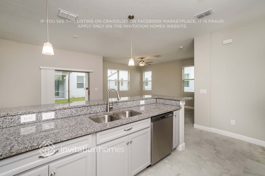 Building Photo - 2864 Coach Manors Way