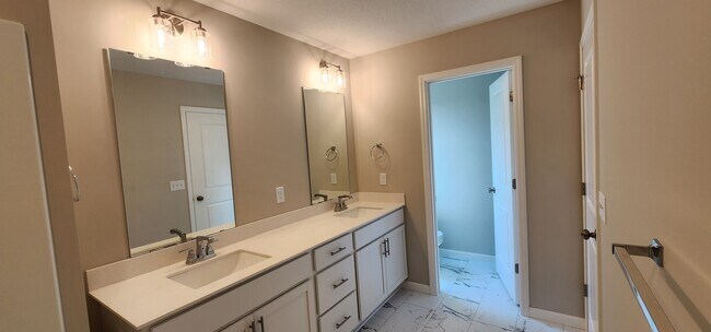 Building Photo - 1515 100th Ave NW