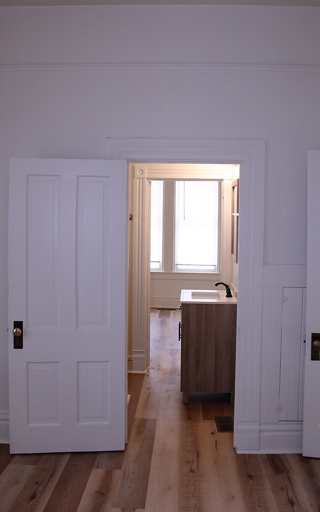 Building Photo - 658 Ash St