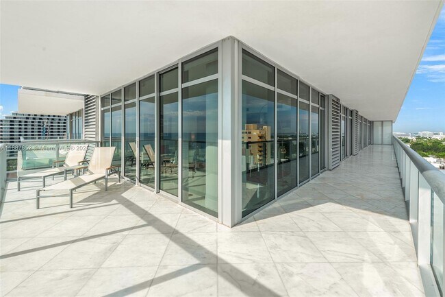 Building Photo - 3737 Collins Ave