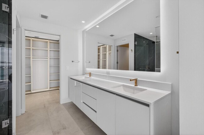 Building Photo - 700 NE 24th St