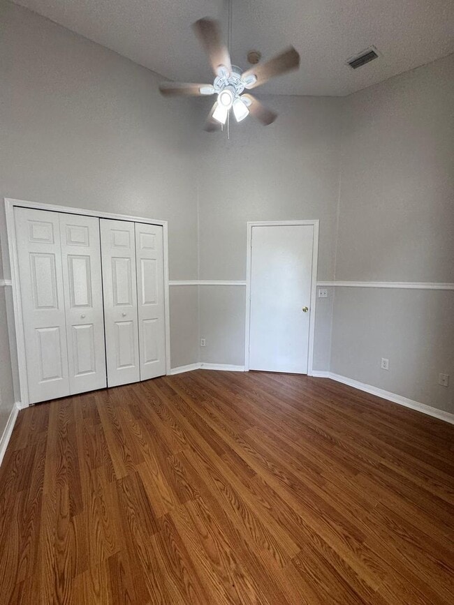 Building Photo - SPACIOUS, BEAUTIFUL 3 BEDROOM 2.5 BATH TOW...