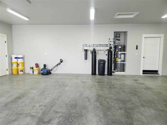 Building Photo - Move in ready luxury home!