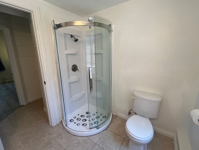 Building Photo - 3 bedrooms, 2 full bathrooms near CV high! Available now!