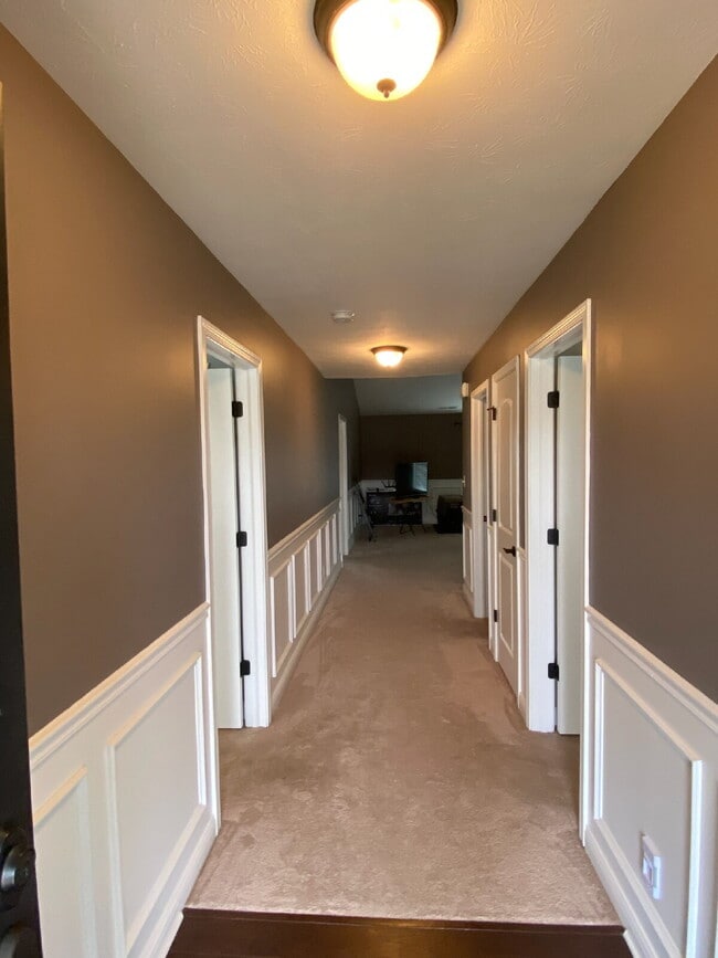 Building Photo - 6750 Woodcrest Dr