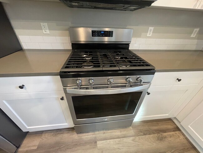 Building Photo - Spacious 3-bedroom and 2nd living room 2 1/2-full bath with New carpet, pad and LVT flooring