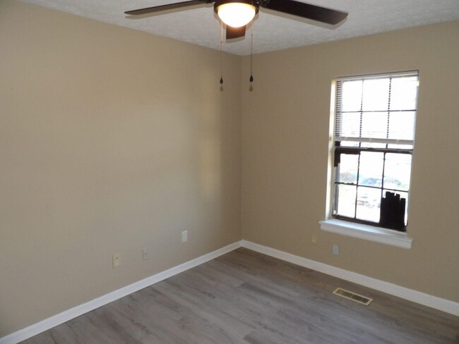 Building Photo - 217 Landings Dr