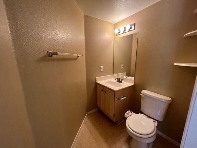 Building Photo - Spacious 2bed/ 2.5 bath Townhouse in Gated Community