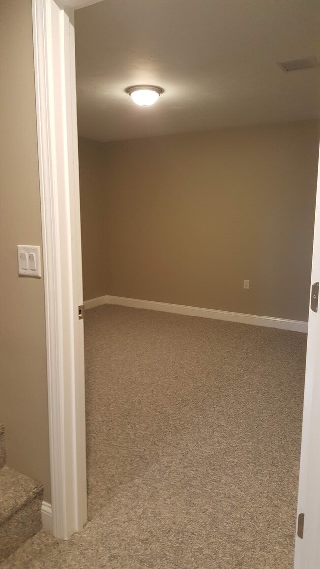 Lower Level Bedroom - 40 Green St