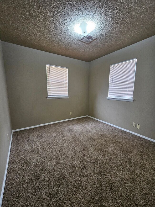 Building Photo - (3) Bed/(2) Bath Near Schools and Shopping! Avail NOW!