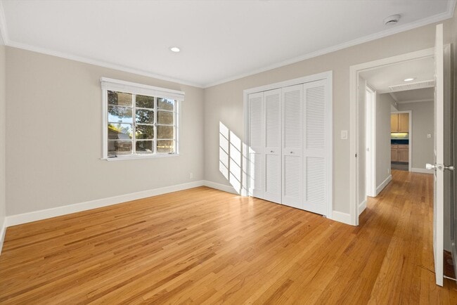 Building Photo - 504 Consuelo Dr
