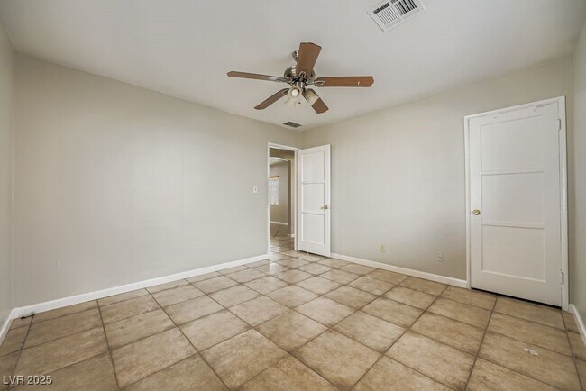 Building Photo - 571 Blackmore Dr