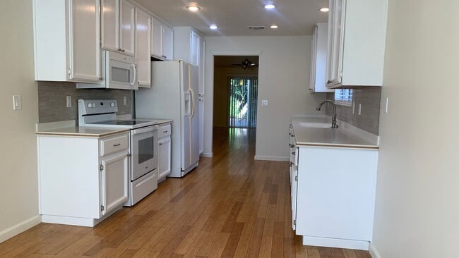 Building Photo - Adorable well maintained 3 bedroom 2 bath ...