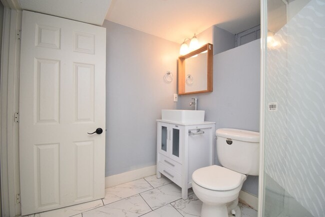 Building Photo - 2 Bed 1 Bath City Hideaway in SLC! Shops, Dining & Transit Nearby!!