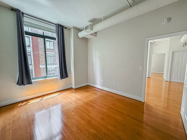 Building Photo - Luxurious 2 Bed 2 Bath Condo In Station Sq...