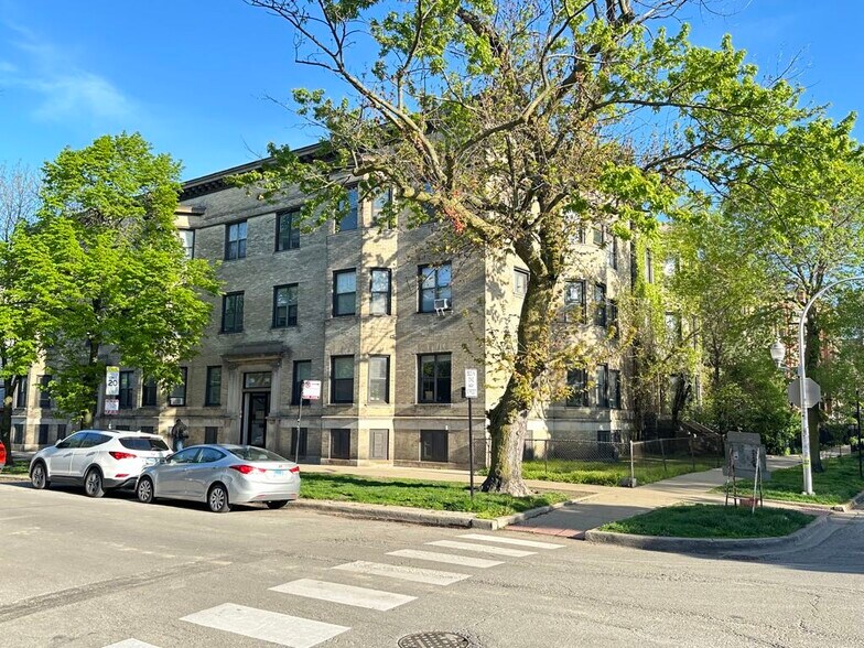 Building Photo - 842 W Waveland Ave