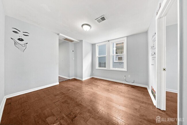 Building Photo - 133 Smith St