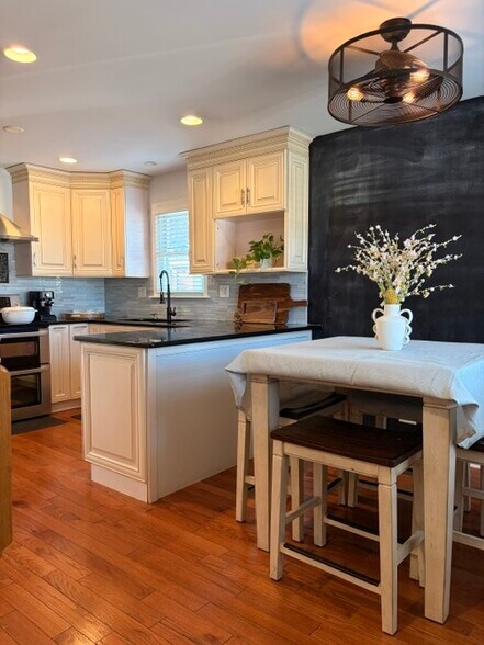 eat in Kitchen - 4605 Prairie Ave