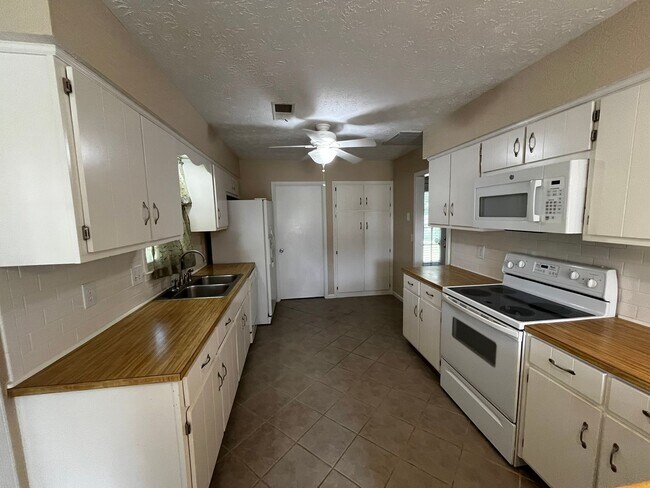 Building Photo - Beautiful New to Market!