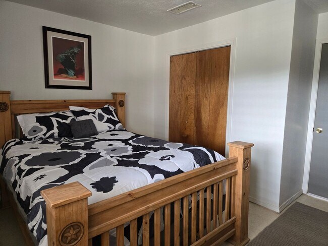 Building Photo - Furnished Four Bedroom Home With Sierra Bl...