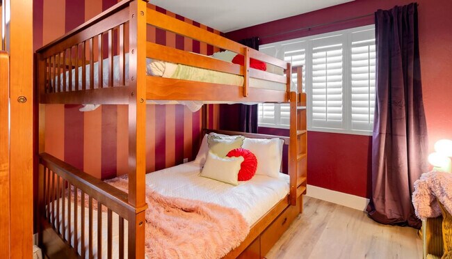 Building Photo - 2431 E Laurel St