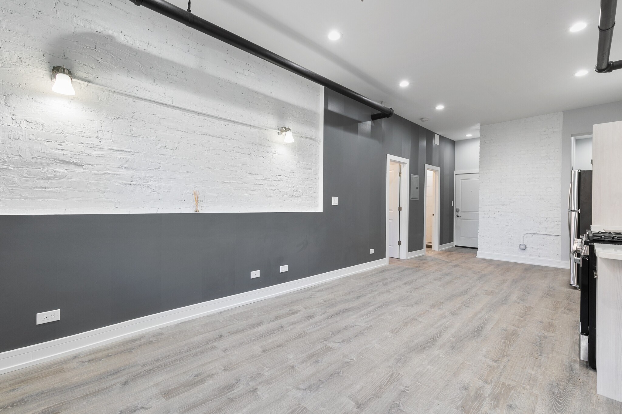 Building Photo - 7616 N Eastlake Ter