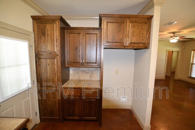 Building Photo - 4836 Rollins Rd