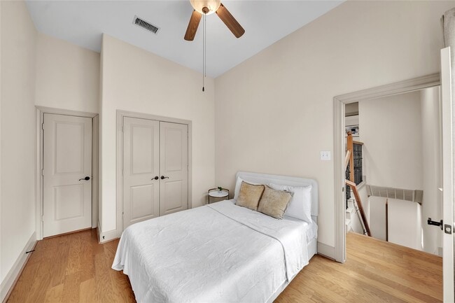 Building Photo - 2318 Camden Dr