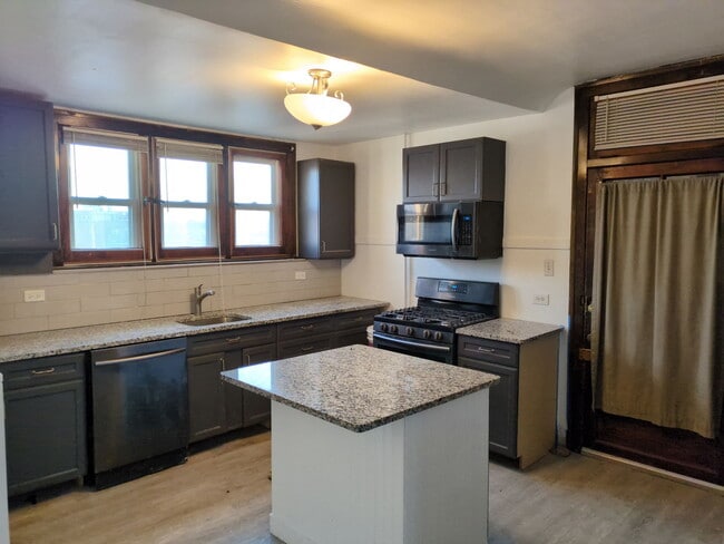 Building Photo - 420 N Pine Ave