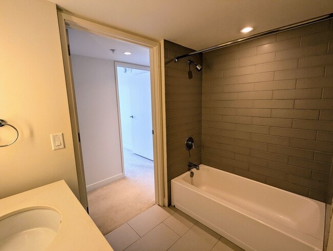 Building Photo - Symphony 2 Bed, 2 Bath, 1 Parking, Mountain views in Kakaako