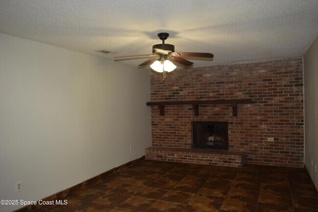 Building Photo - 326 Decordre Rd SE