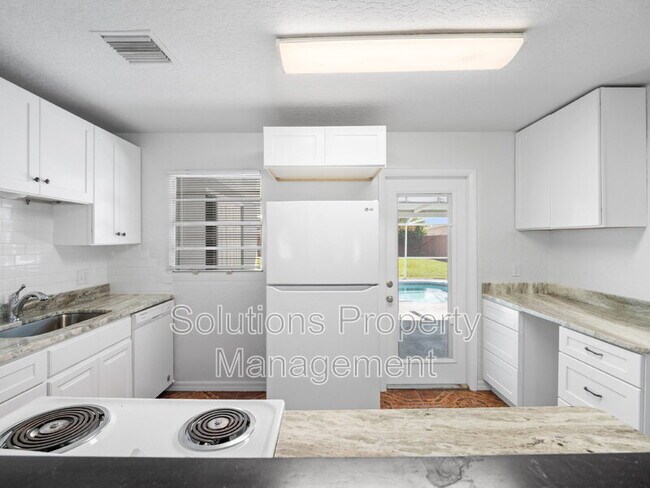 Building Photo - 2033 Robinhood Dr