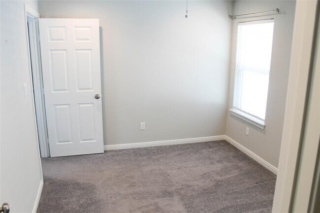 Building Photo - 396 Spooner St