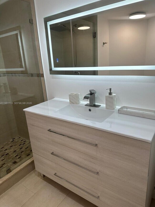 Building Photo - 9725 Fontainebleau Blvd