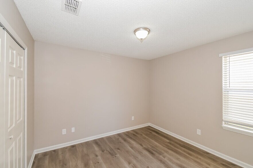 Building Photo - 282 Aquarius Cir W