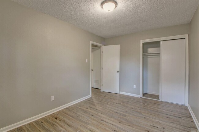 Building Photo - 1900 Labette Manor Dr