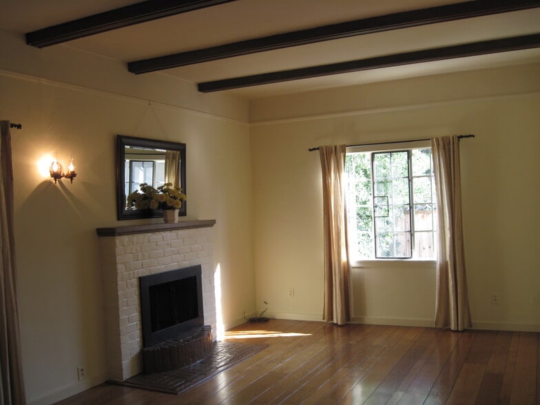 Building Photo - 82 Hillview Ave