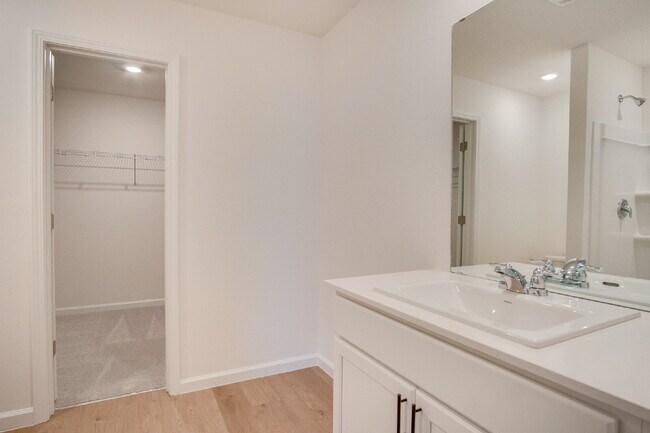 Building Photo - 4-Bedroom Eagles Ridge Rental with Open Floor Plan & Internet Included